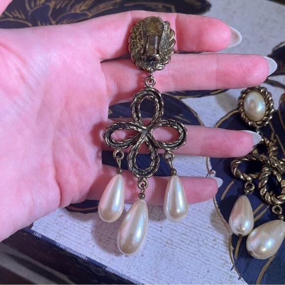 LES BERNARD Unsigned Vintage 80s Runway Large Pearl Gold Rope Dangle Earrings D2 - Picture 4 of 8